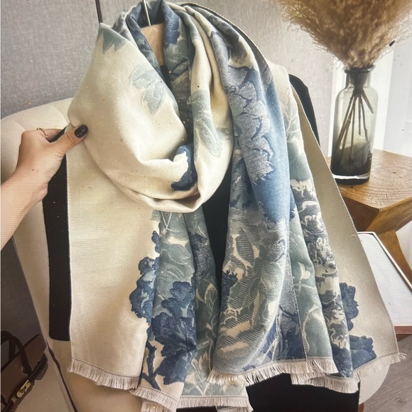 Blue & White Bloom Reversible Wrap - Picture 2 of 5